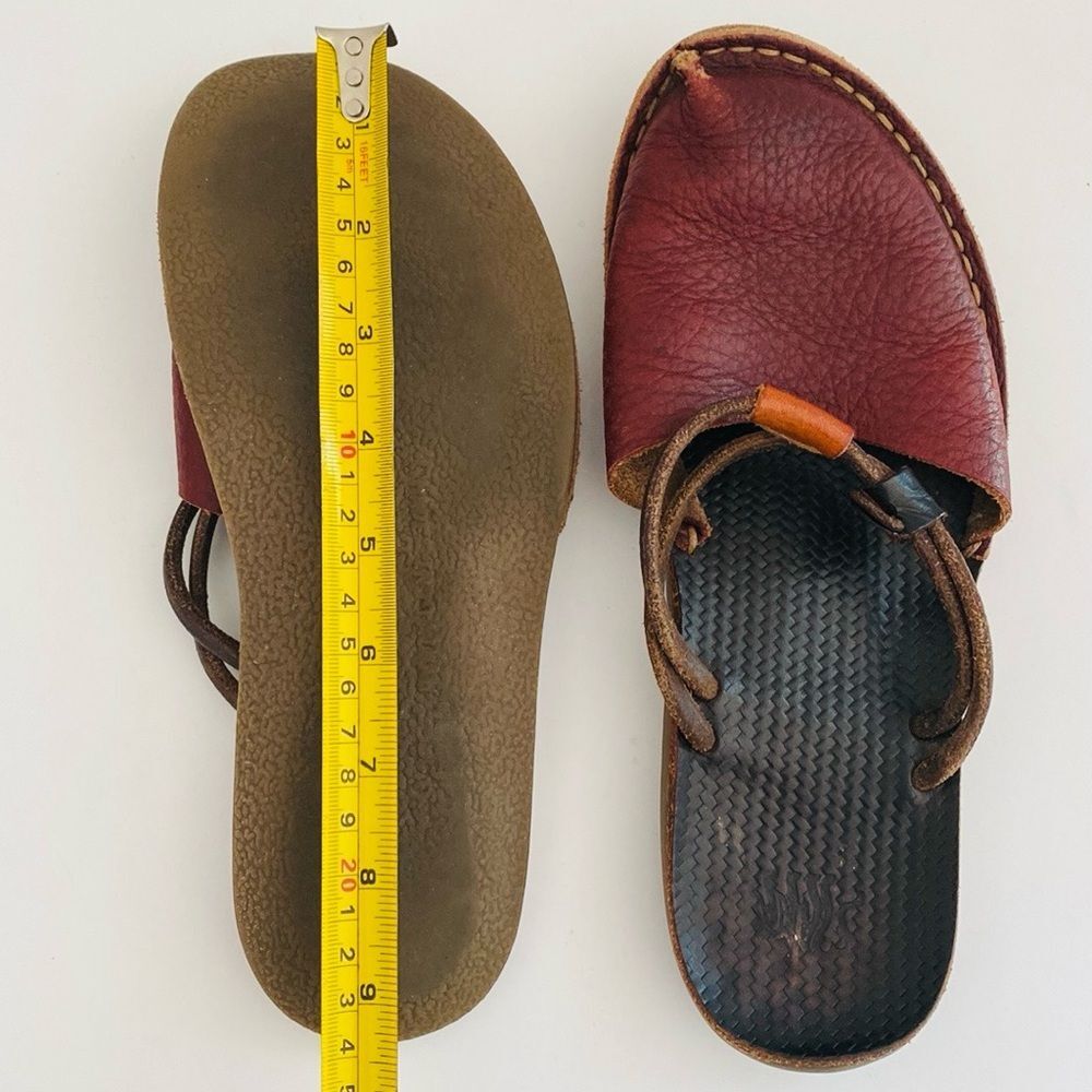 Source Unknown Burgundy Leather Toe-Loop Sandals with Black Footbed - Picture 7 of 10